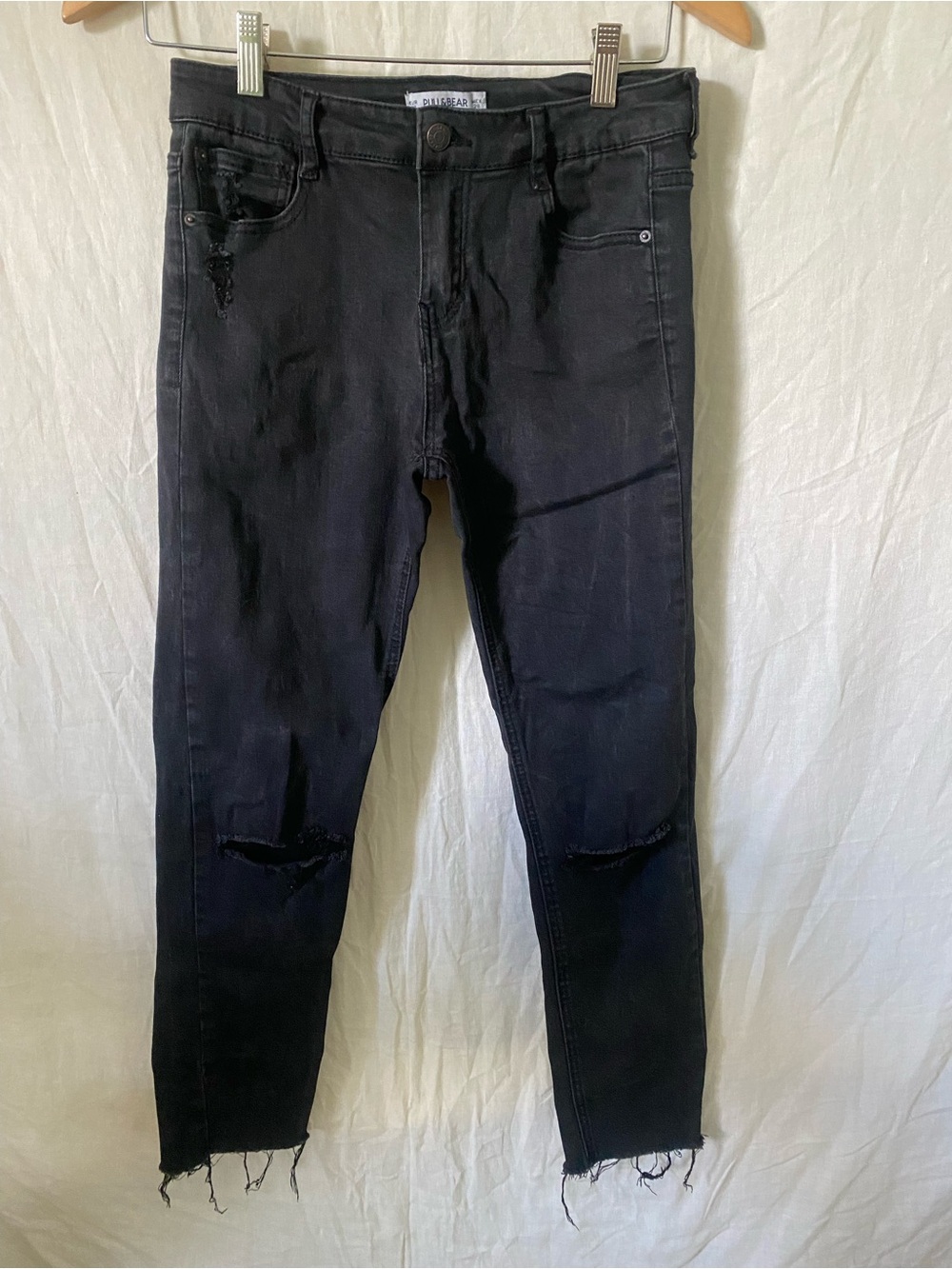 Pull&Bear Black Distressed Cropped Ankle Skinny Jeans w/ Raw Hem - size 28